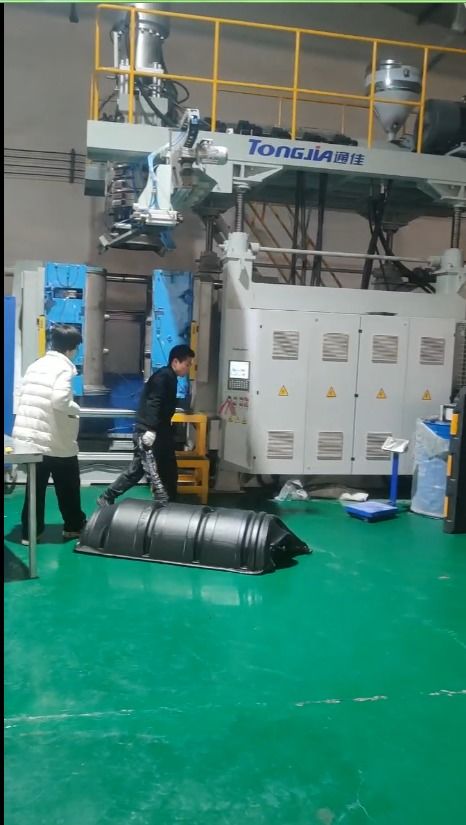 水泥電桿防撞桶是如何生產(chǎn)出來的 電桿防撞桶防撞墩生產(chǎn)設(shè)備吹塑機